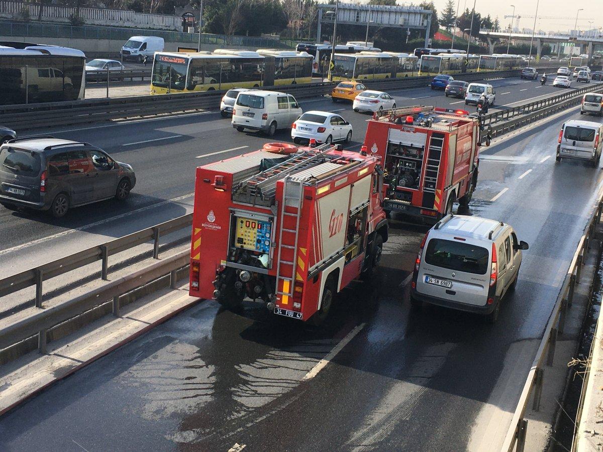 Bayrampaşa'da seyir halinde araç alev aldı