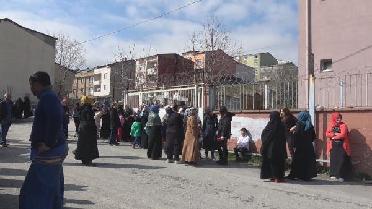 İstanbul'da bir öğretmen kitabı nedeniyle işinden oldu