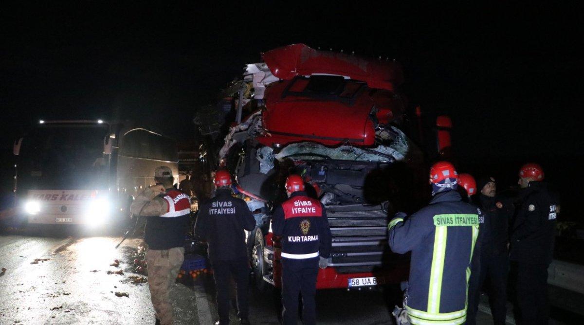 Hurdaya dönen tırdan sürücü sağ çıktı