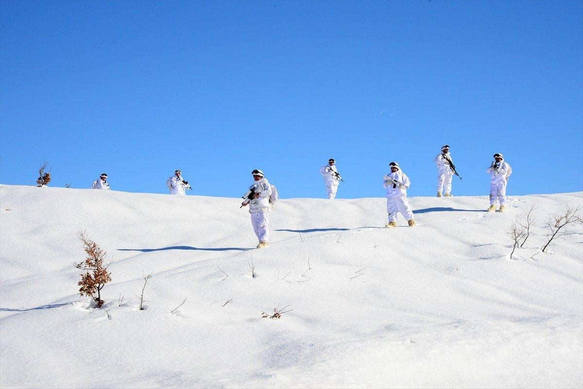 JÖH'lerden karlı tepelerde vatan nöbeti