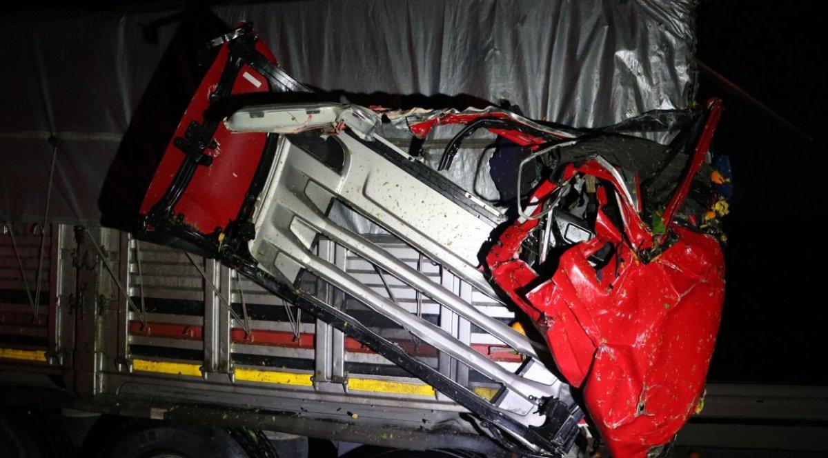 Hurdaya dönen tırdan sürücü sağ çıktı