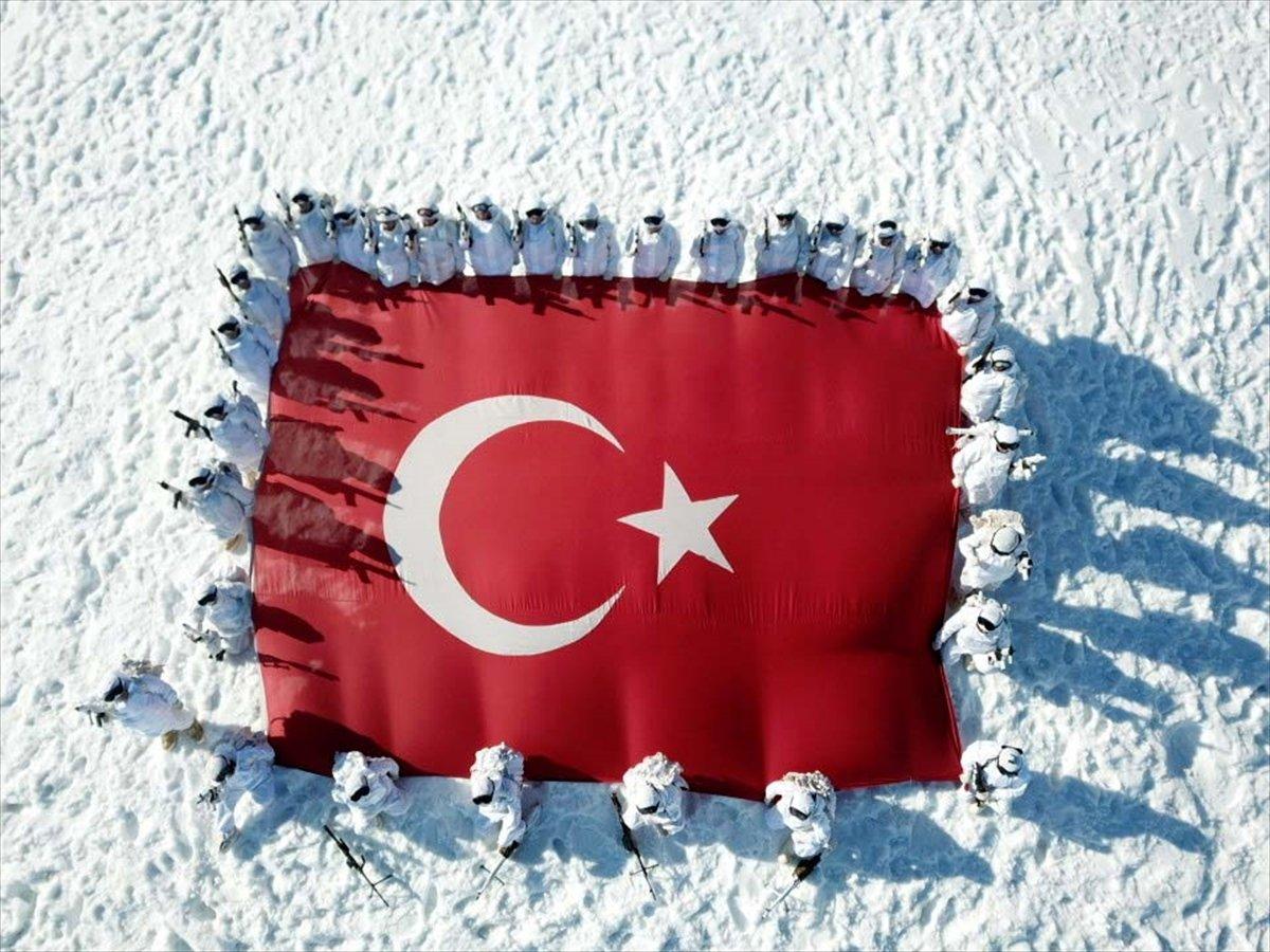 JÖH'lerden karlı tepelerde vatan nöbeti