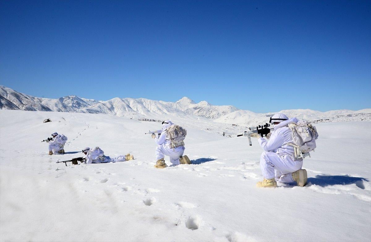 JÖH'lerden karlı tepelerde vatan nöbeti