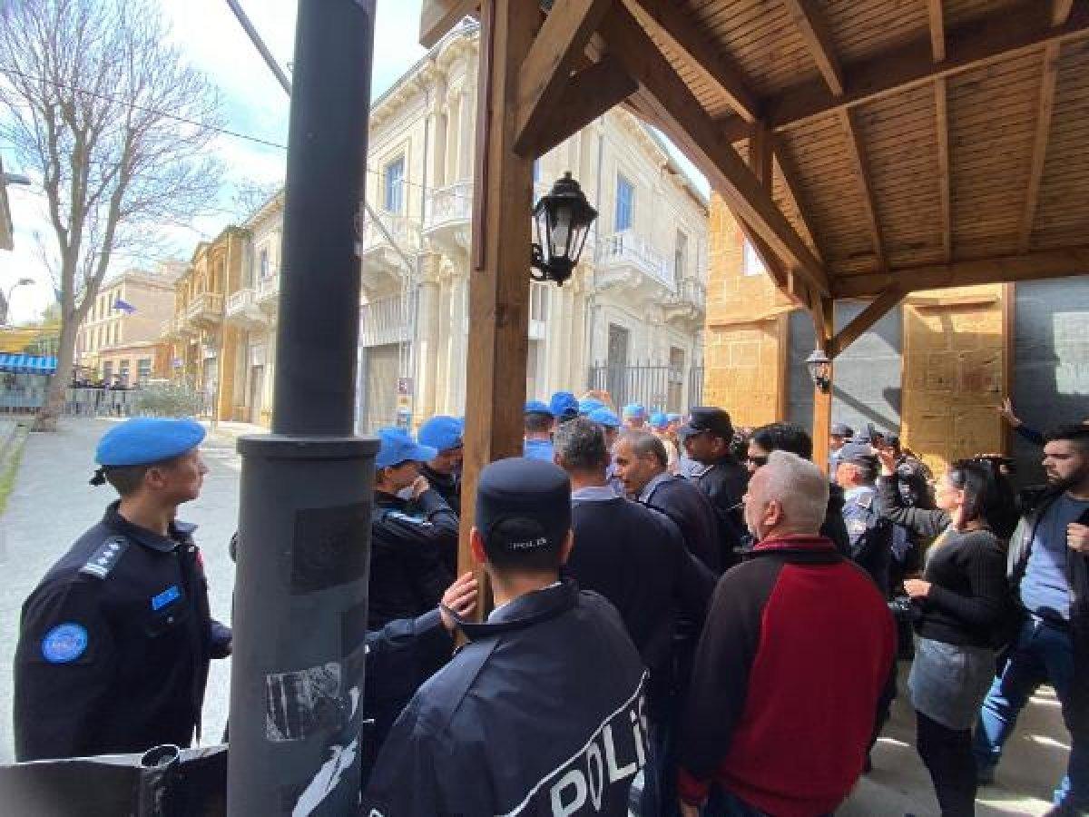 KKTC polisi ile BM askerleri arasında sınır tartışması