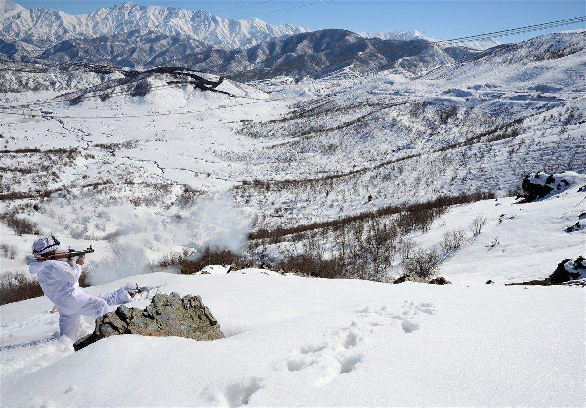 JÖH'lerden karlı tepelerde vatan nöbeti