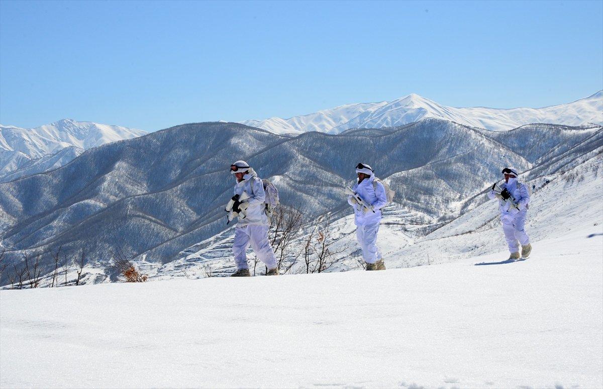 JÖH'lerden karlı tepelerde vatan nöbeti