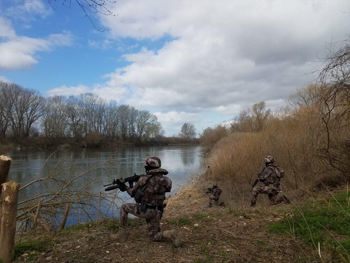 Özel Harekatçılar, Yunan sınırında gece gündüz devriyesini sürdürüyor