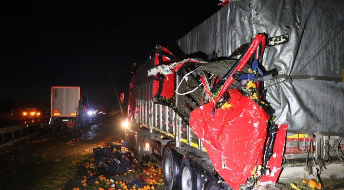 Hurdaya dönen tırdan sürücü sağ çıktı
