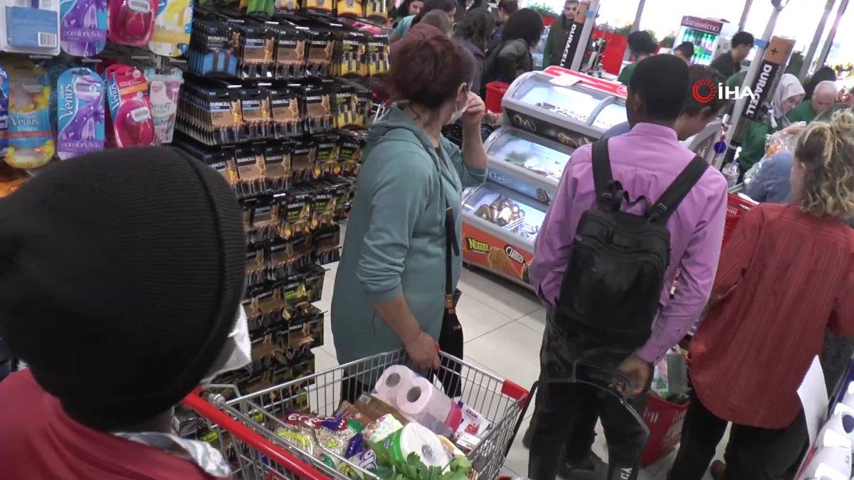 KKTC'de korona tespit edilince halk marketlere akın etti