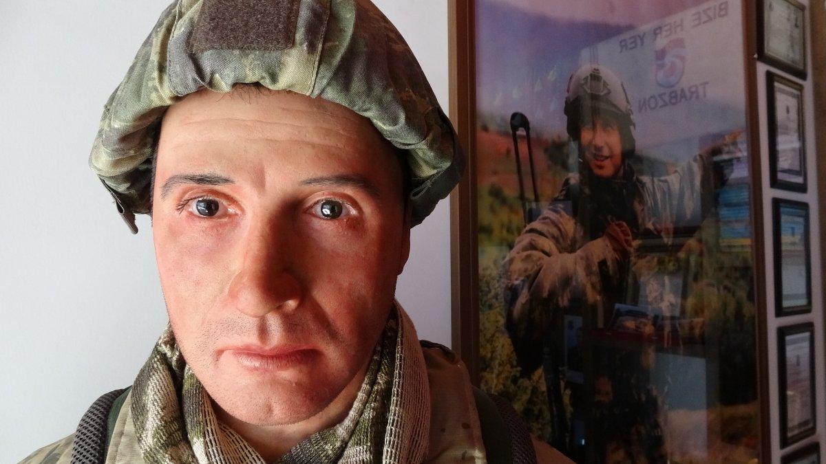 Şehit annesine oğlunun heykelini hediye ettiler