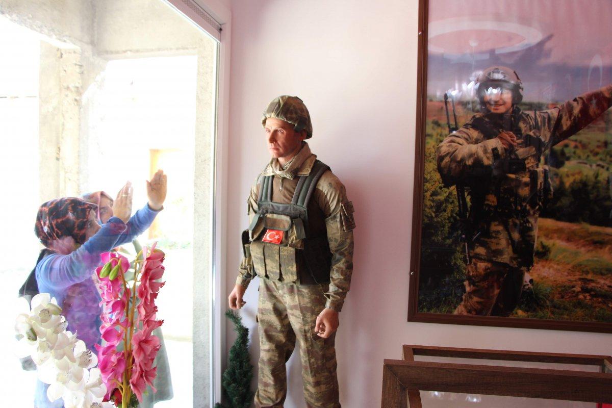 Şehit annesine oğlunun heykelini hediye ettiler