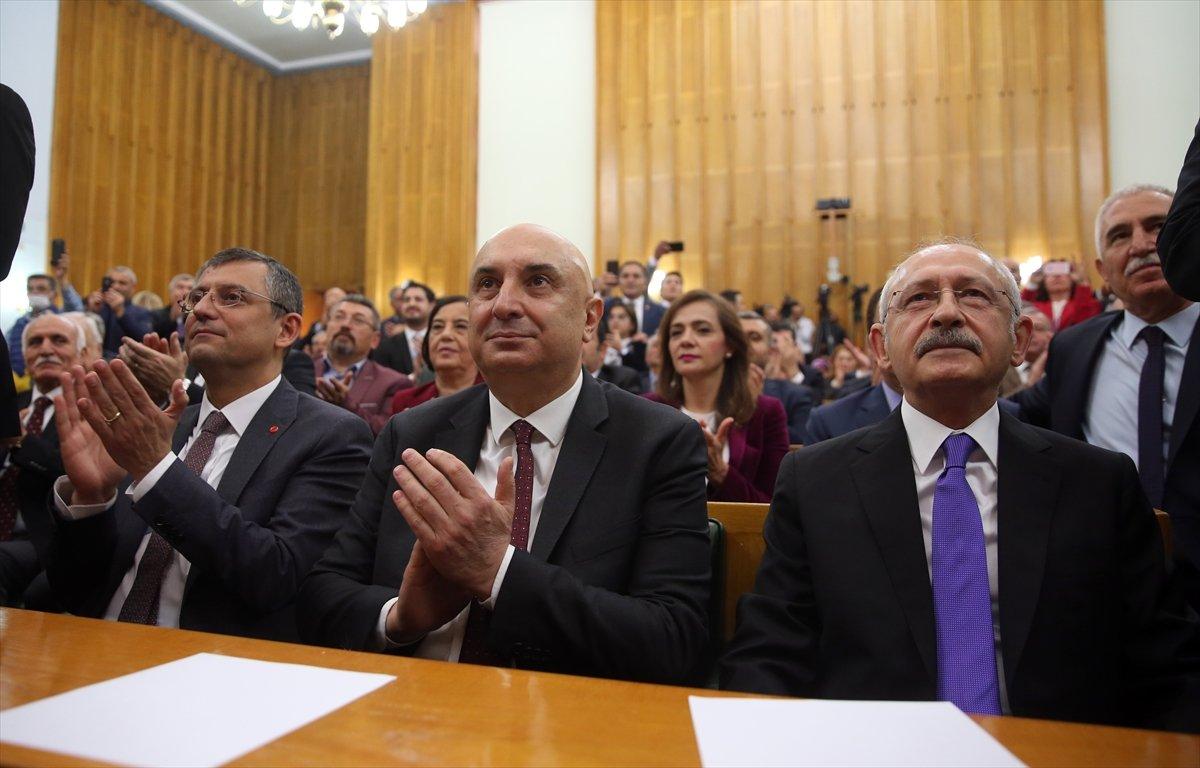 Kılıçdaroğlu, Engin Özkoç'u yanına oturttu