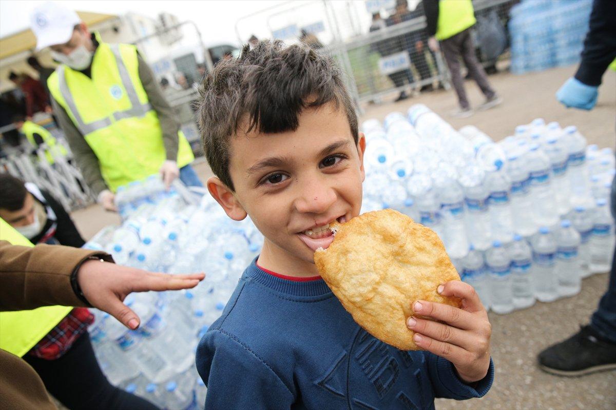 Türkiye'den sınırdaki sığınmacılara yardım eli
