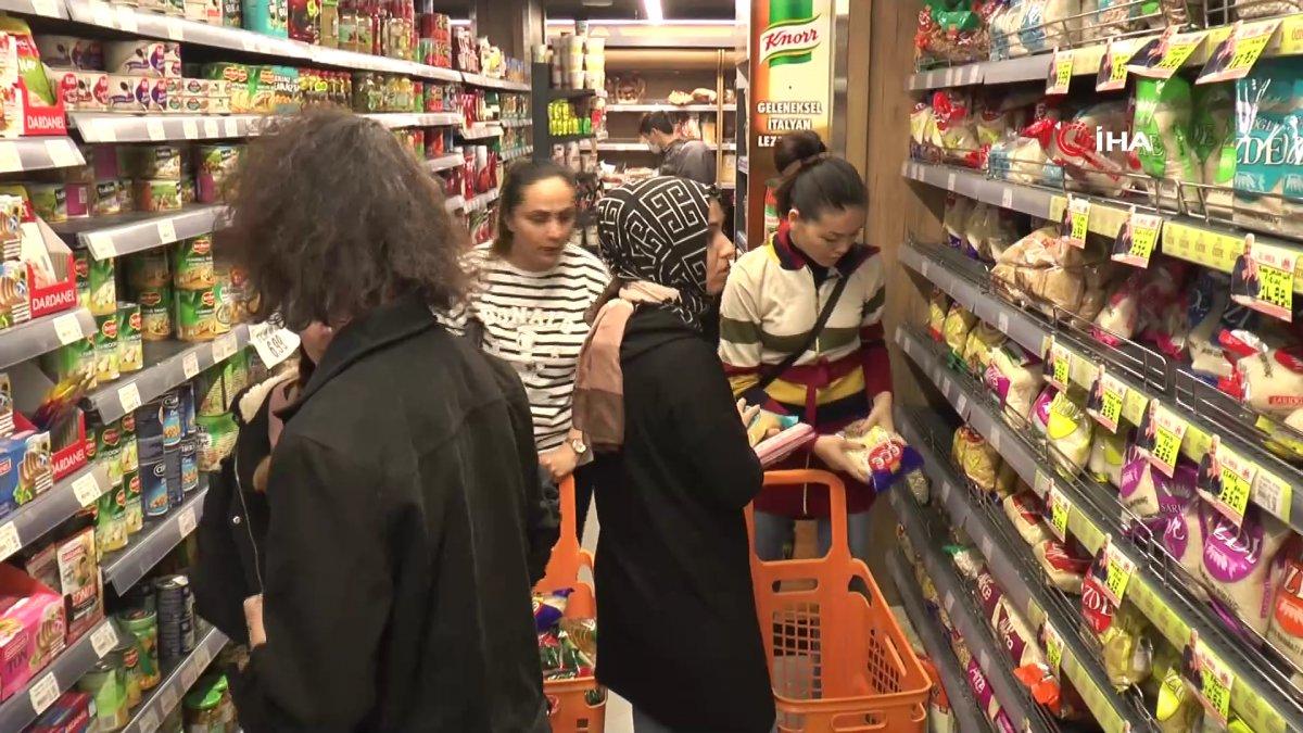 KKTC'de korona tespit edilince halk marketlere akın etti