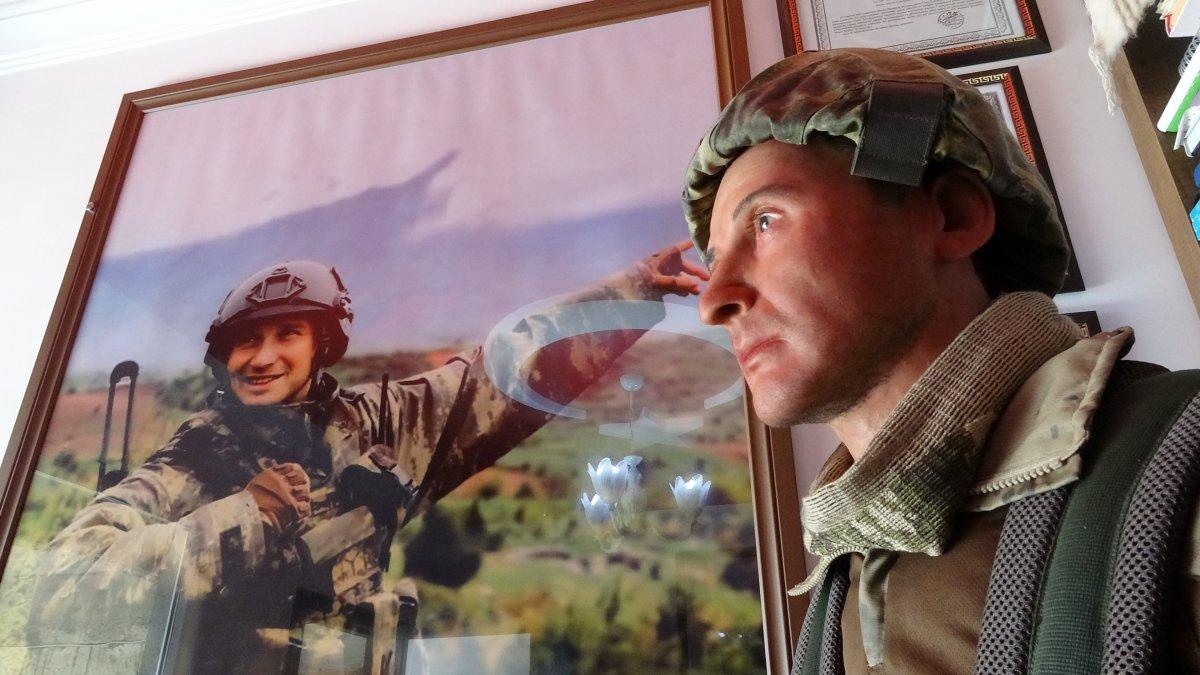 Şehit annesine oğlunun heykelini hediye ettiler