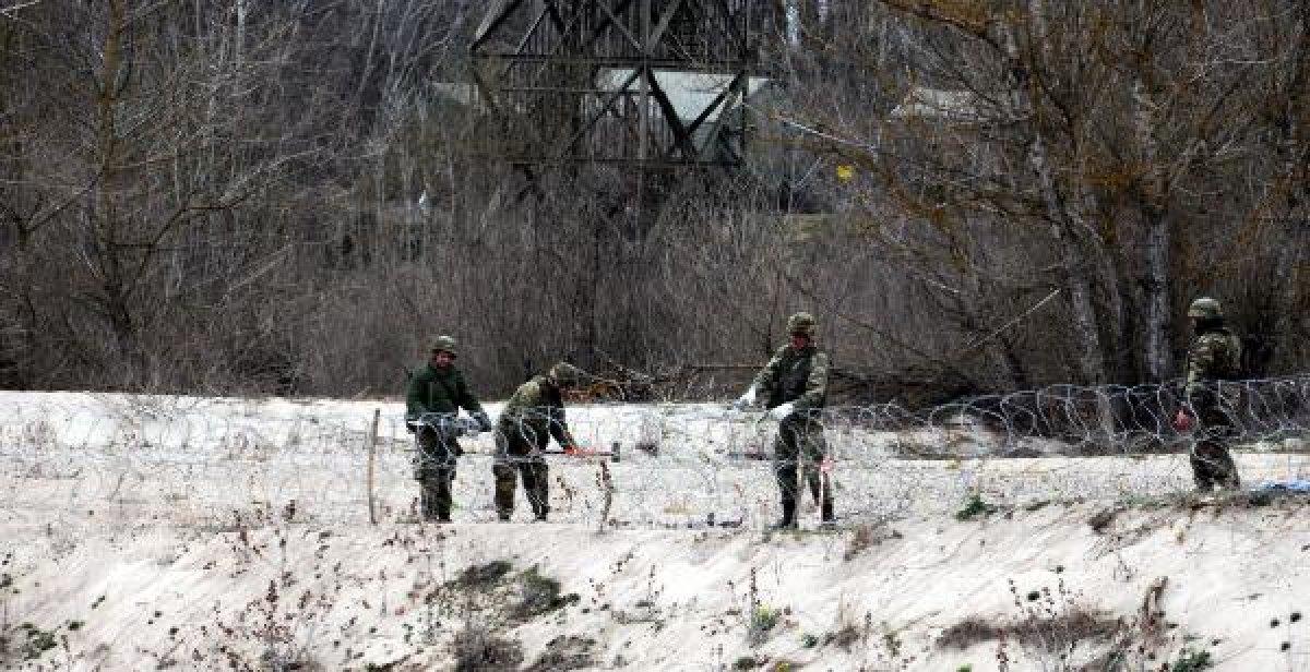 Yunanistan Meriç kıyısına dikenli ve jiletli tel çekiyor