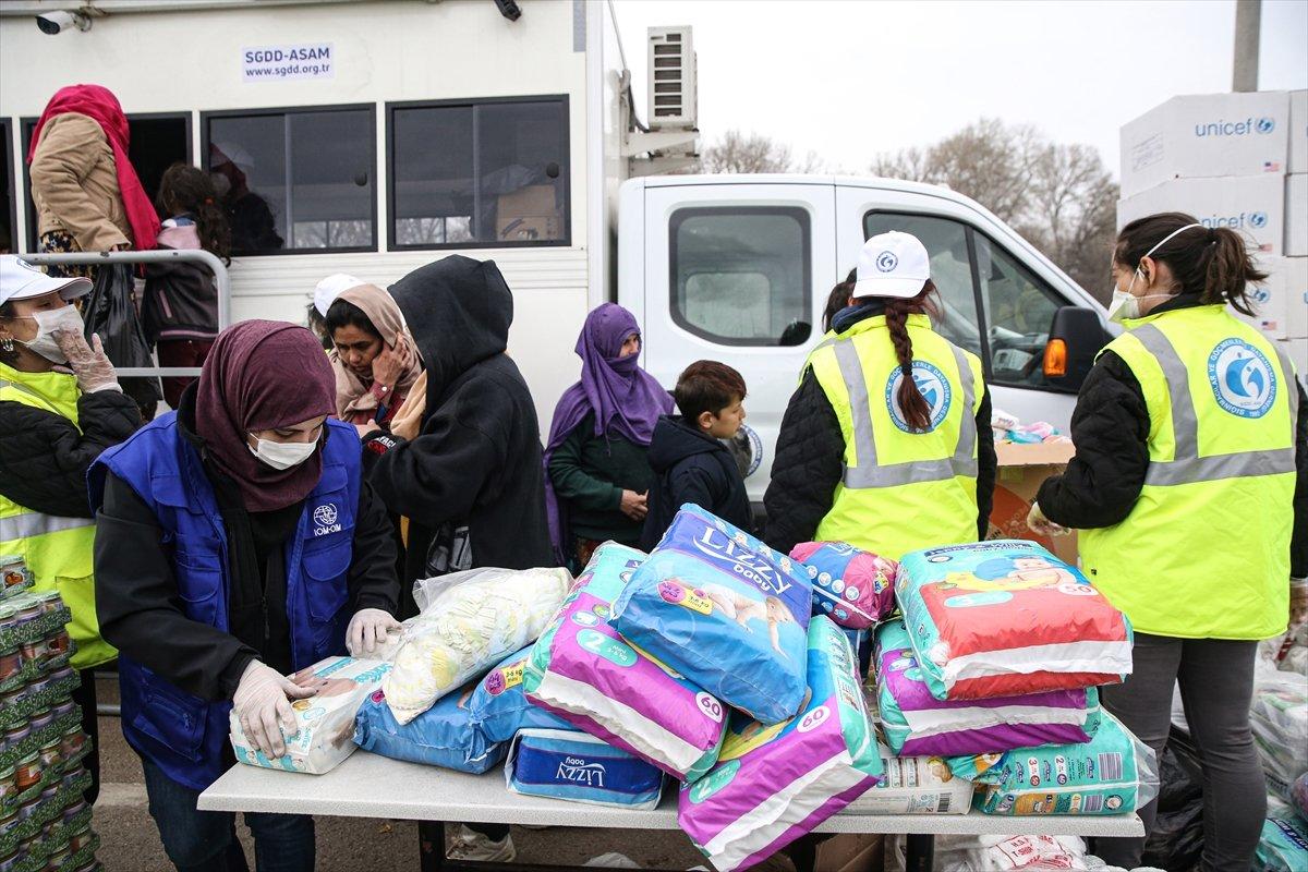 Türkiye'den sınırdaki sığınmacılara yardım eli