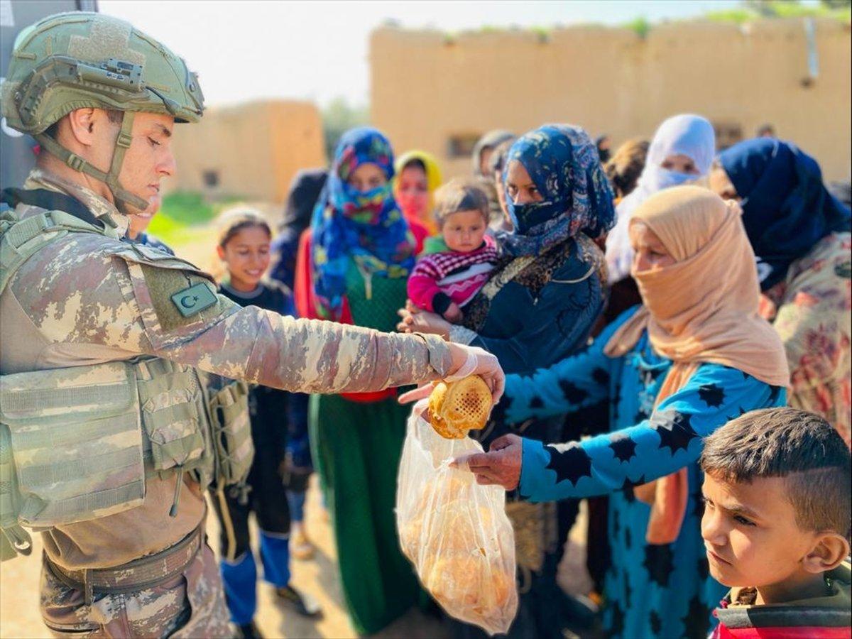 Mehmetçik ekmeğini Tel Abyadlılar ile paylaşıyor