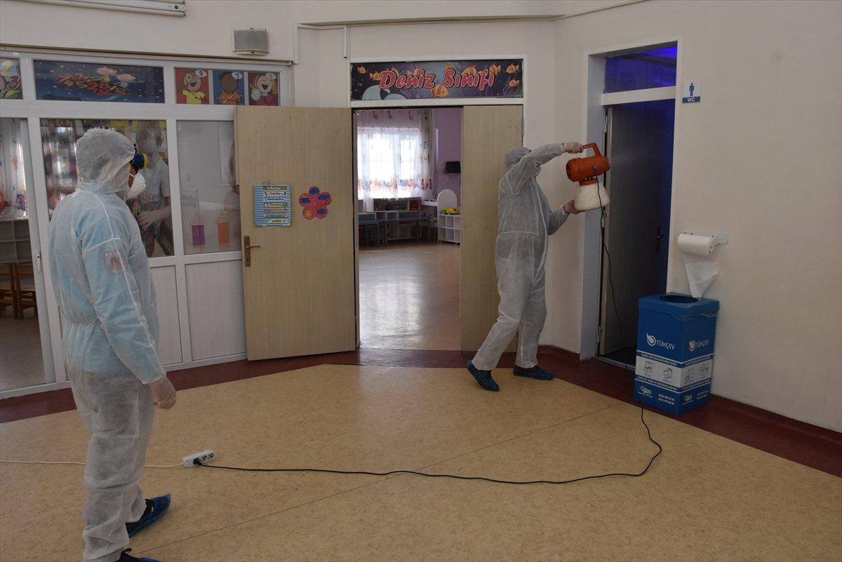 Adana'da okul ve kreşler dezenfekte ediliyor