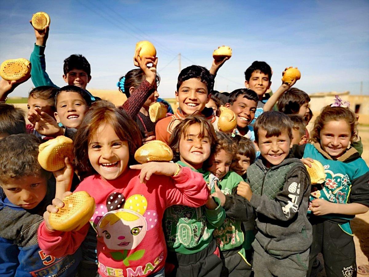 Mehmetçik ekmeğini Tel Abyadlılar ile paylaşıyor