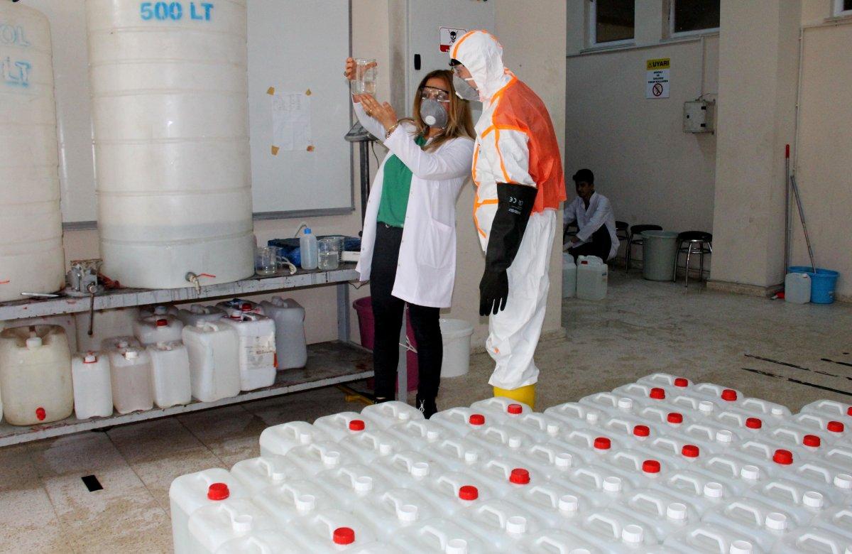 Adıyamanlı öğrenciler koronaya karşı dezenfektan üretiyor