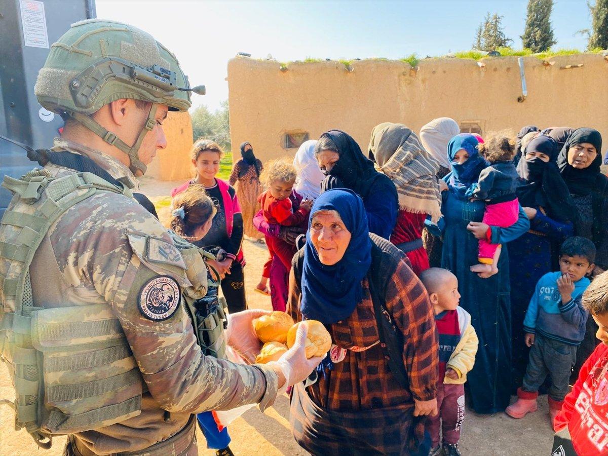 Mehmetçik ekmeğini Tel Abyadlılar ile paylaşıyor