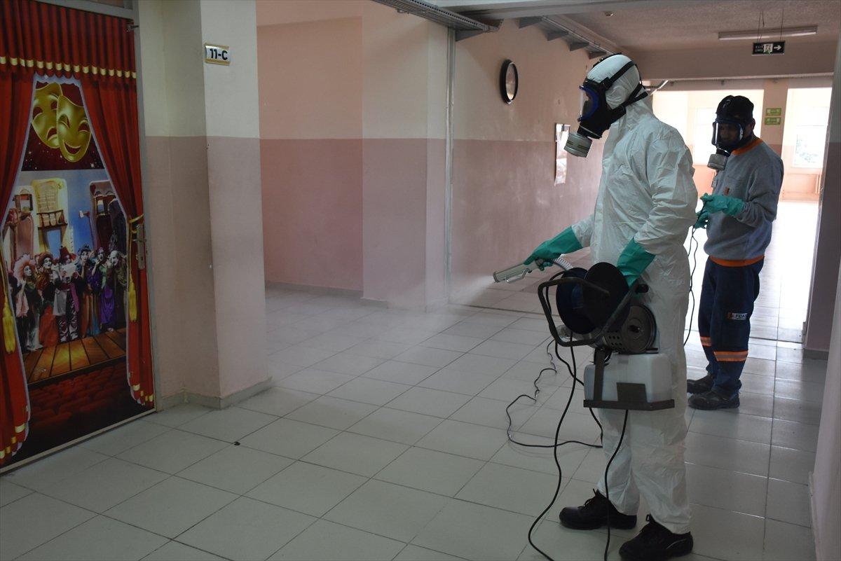 Adana'da okul ve kreşler dezenfekte ediliyor
