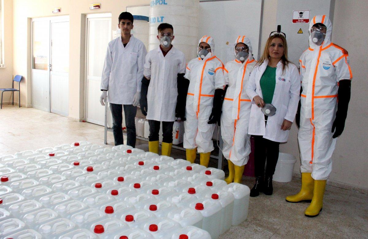 Adıyamanlı öğrenciler koronaya karşı dezenfektan üretiyor