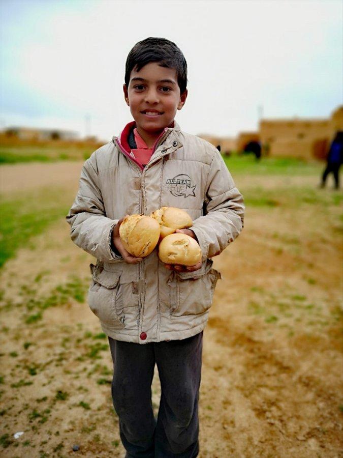 Mehmetçik ekmeğini Tel Abyadlılar ile paylaşıyor
