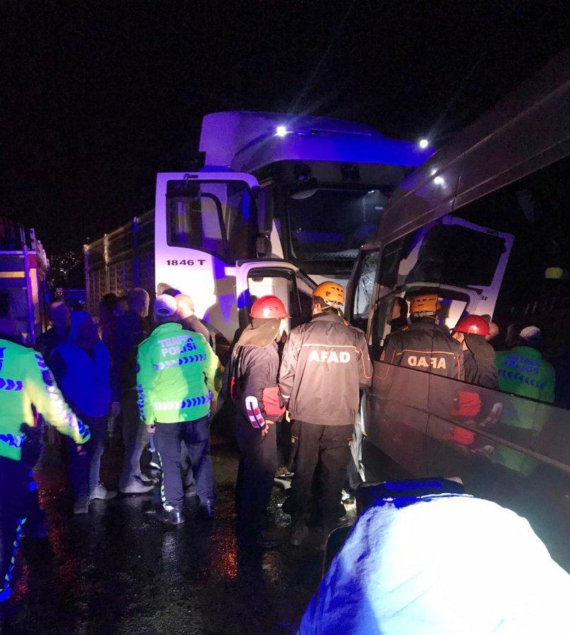 Zonguldak'ta tır ile okul servisi çarpıştı: 1 ölü