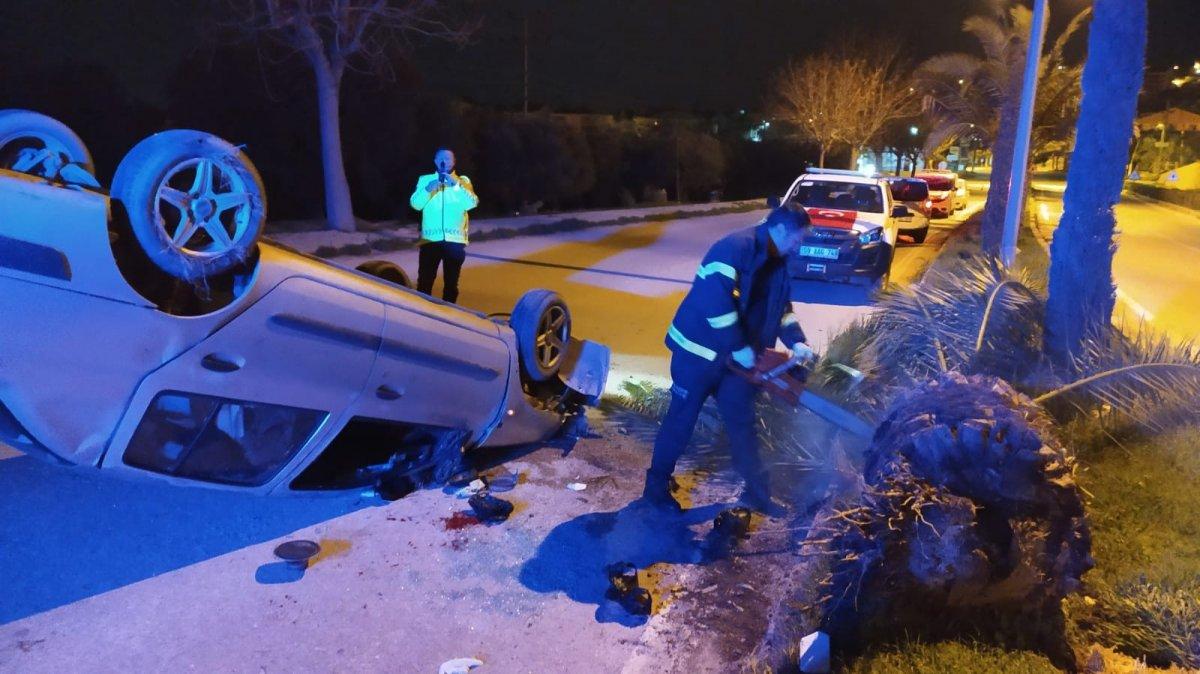 Balıkesir'de polisten kaçmak isteyen araç takla attı