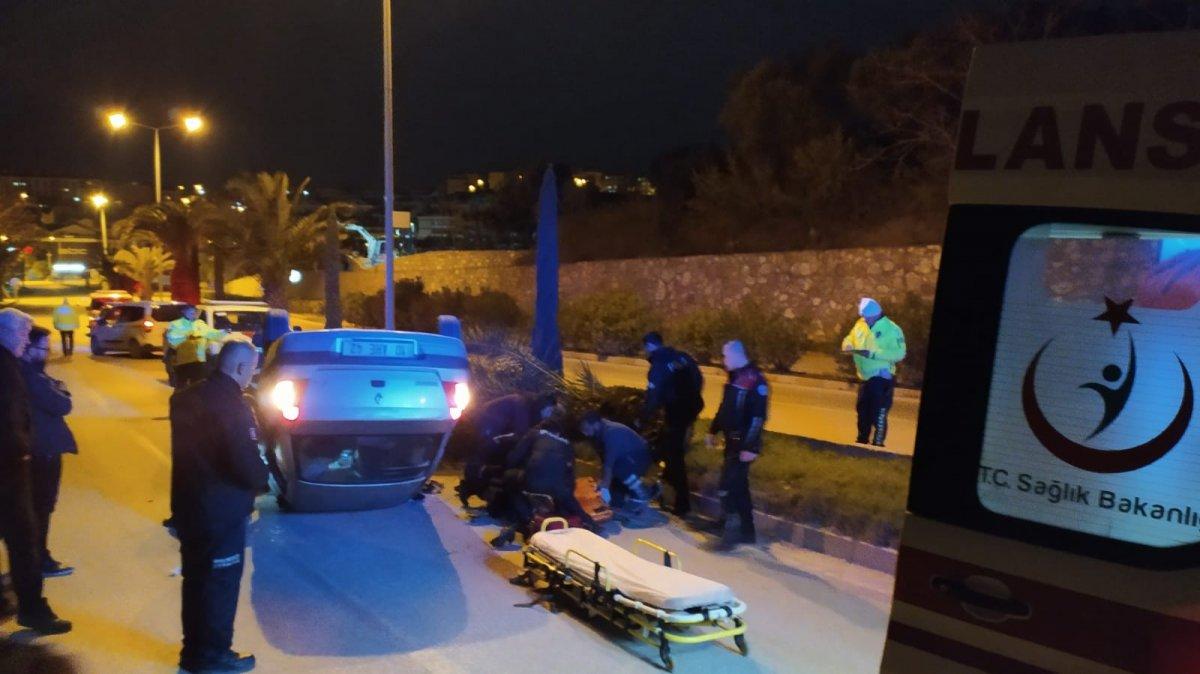 Balıkesir'de polisten kaçmak isteyen araç takla attı