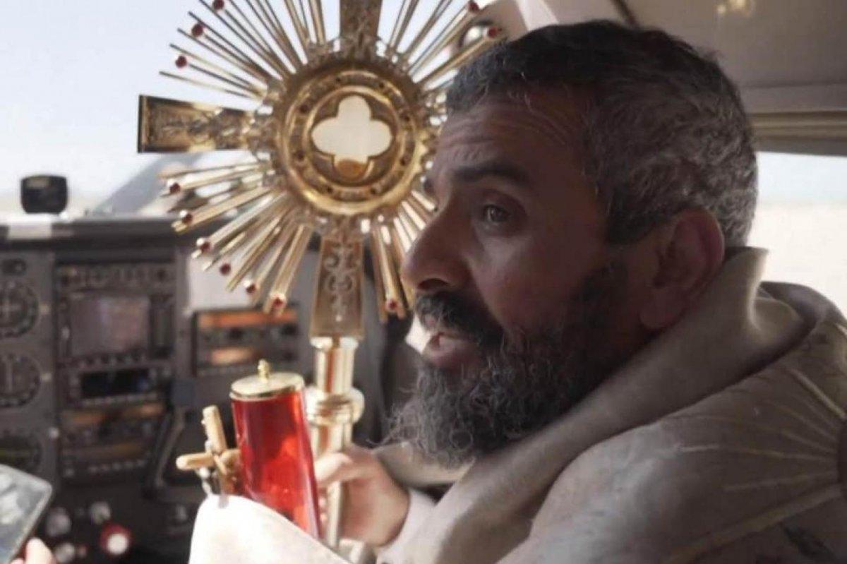 Papaz koronavirüse karşı göklere çıktı