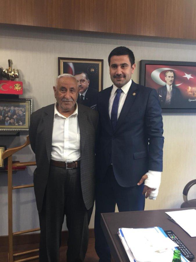 Engin Özkoç'a yumruk atan vekilin eli sargıda