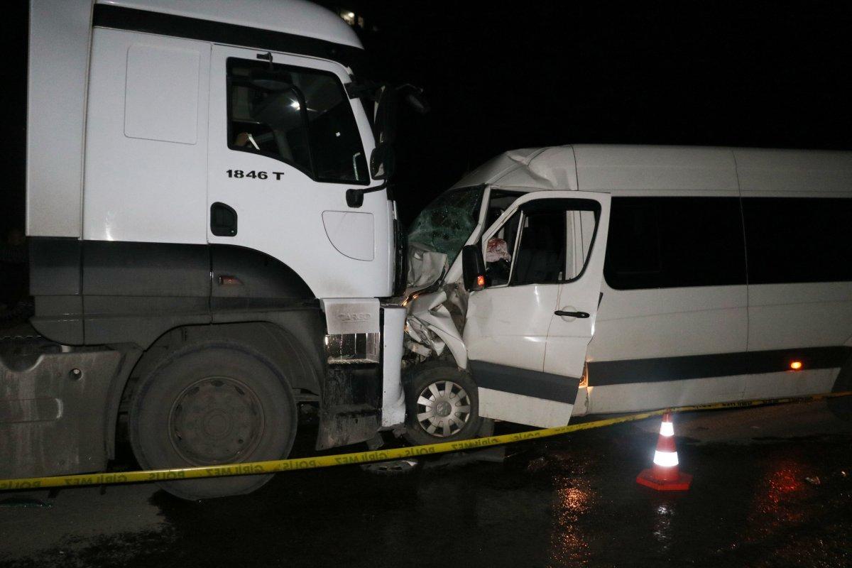 Zonguldak'ta tır ile okul servisi çarpıştı: 1 ölü