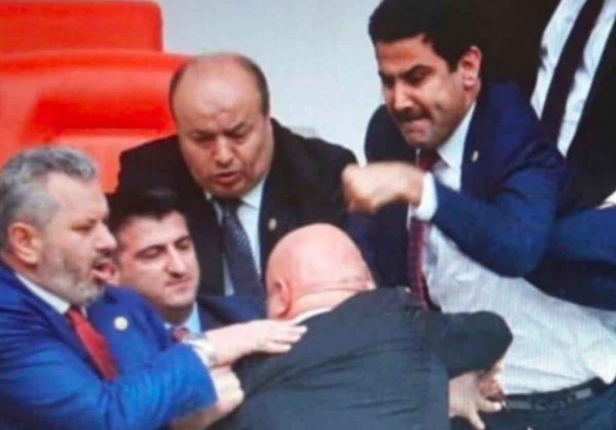 Engin Özkoç'a yumruk atan vekilin eli sargıda