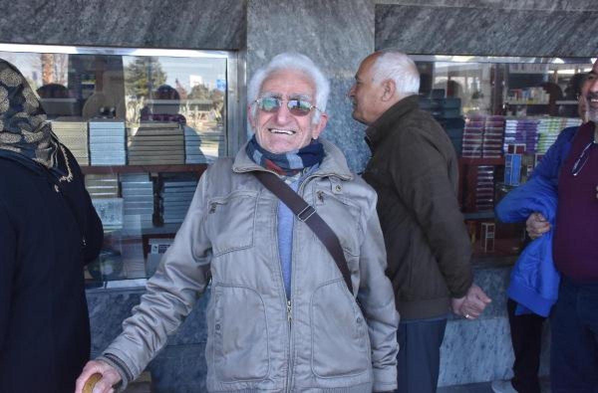 İzmir'de kolonya kuyruğu