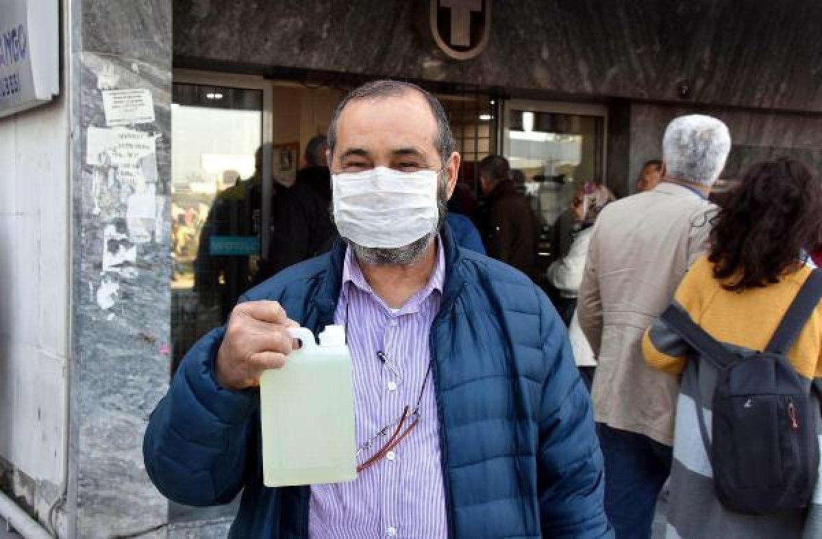 İzmir'de kolonya kuyruğu