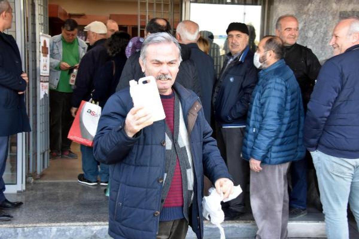 İzmir'de kolonya kuyruğu