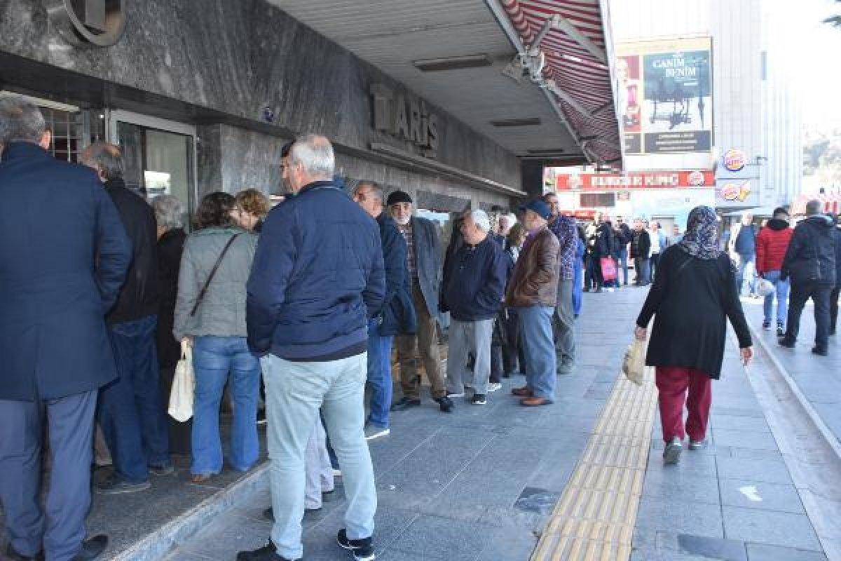 İzmir'de kolonya kuyruğu