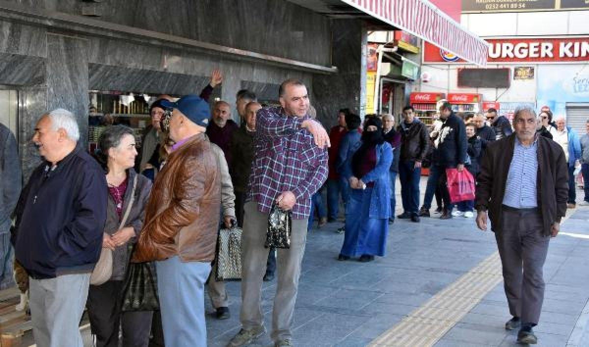 İzmir'de kolonya kuyruğu
