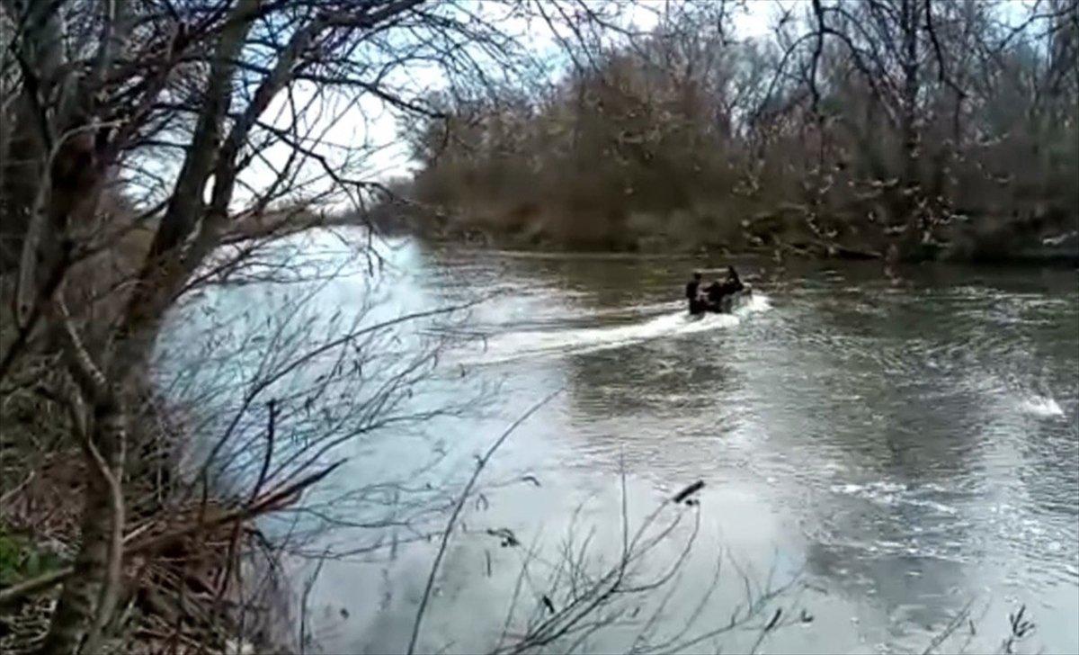 Sığınmacılar, Meriç'ten Yunanistan'a geçiyor