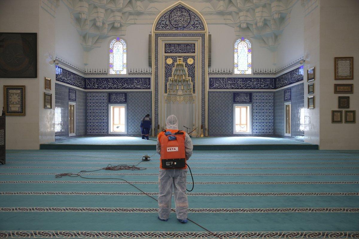 Camiler, koronaya karşı dezenfekte edildi