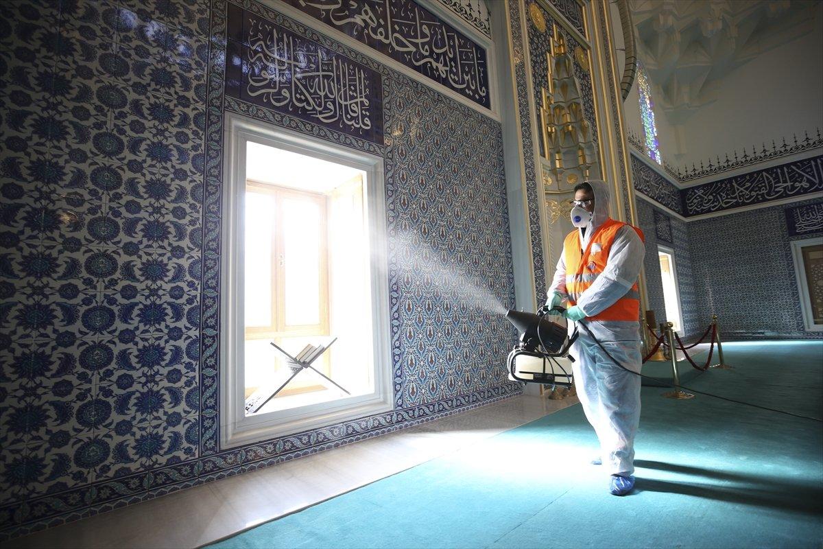 Camiler, koronaya karşı dezenfekte edildi