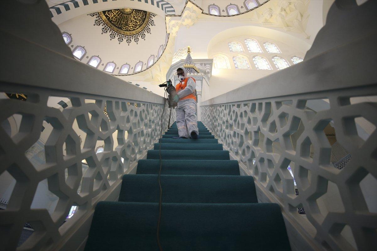 Camiler, koronaya karşı dezenfekte edildi