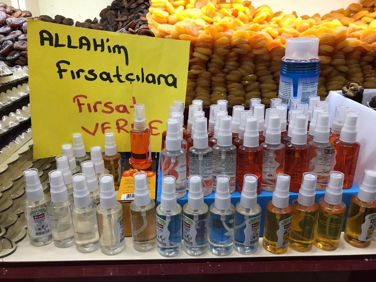 Alışveriş yapana bedava kolonya dağıtan esnaf