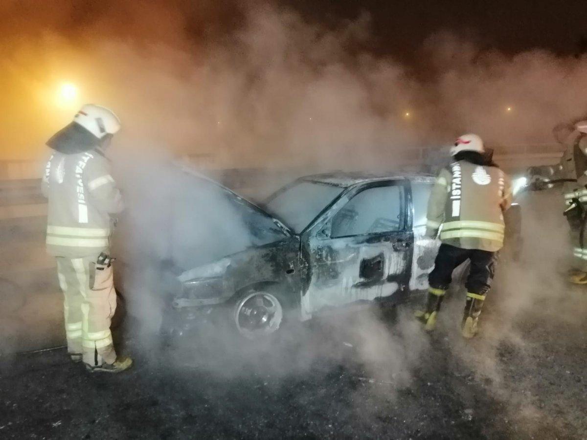 Pendik'te otomobil alev aldı