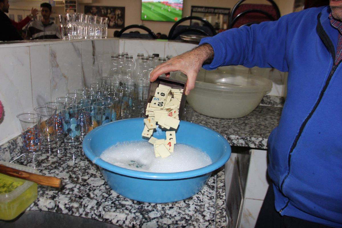 Kahvehanelerde okey taşları dezenfekte edildi