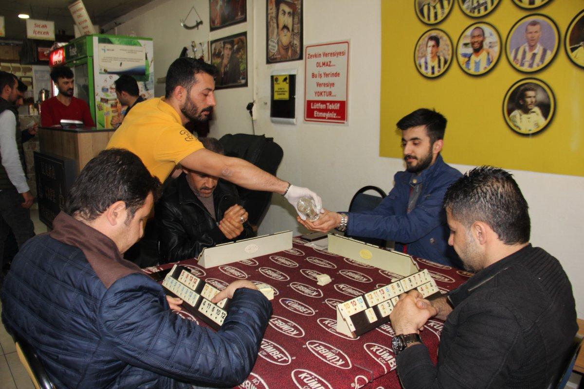 Kahvehanelerde okey taşları dezenfekte edildi