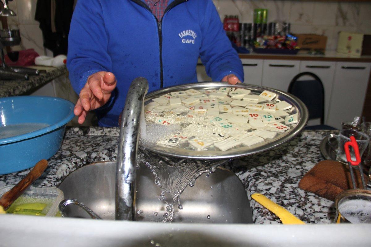 Kahvehanelerde okey taşları dezenfekte edildi